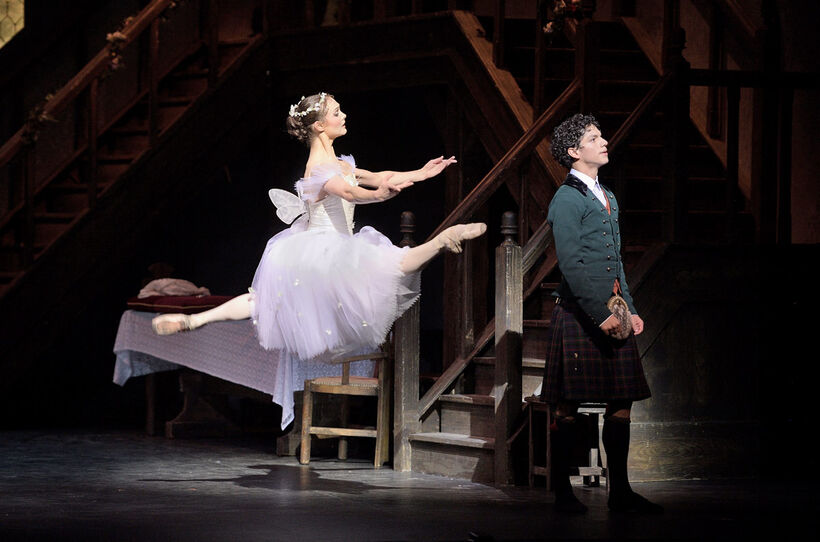 La Sylphide (Jurgita Dronina, Isaac Hernandez). Foto: Laurent Liotardo.